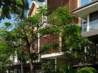 Nhà phố thiết kế với sân vườn và cây xanh ‘len lỏi’ vào từng không gian