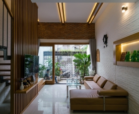 Nhà trong hẻm nhỏ đầy ánh sáng và cây xanh